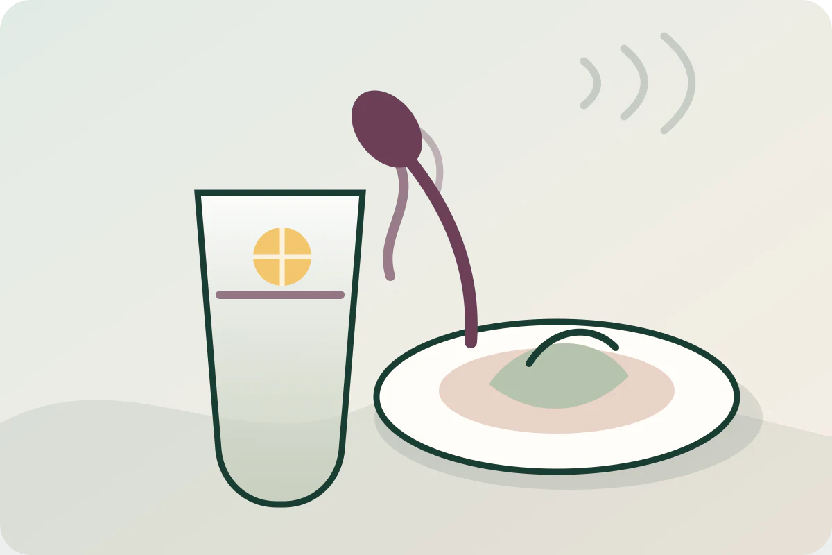 Copo, colher e alimento de textura macia em uma composição suave.